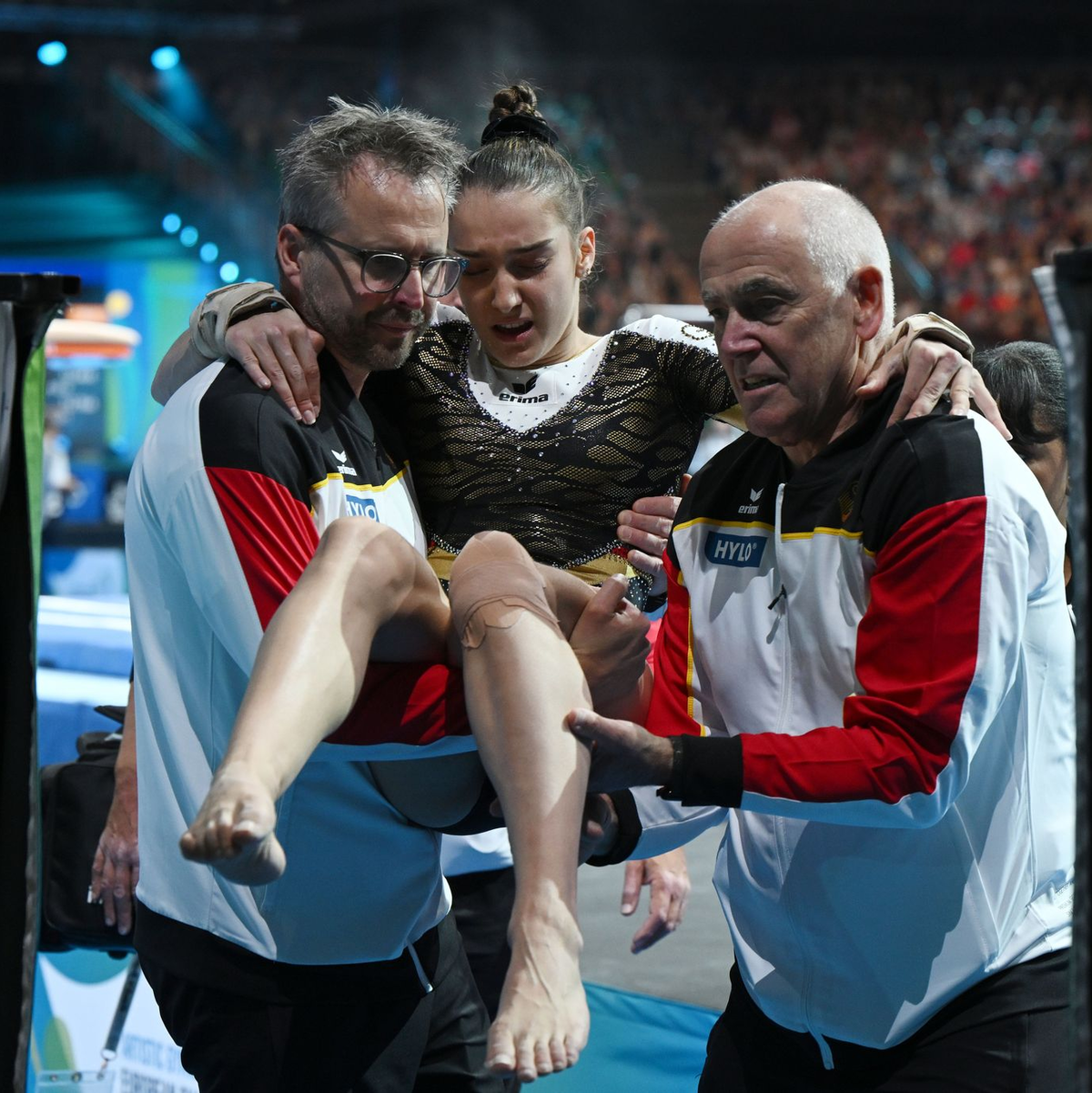 Ein Abschiedsküsschen für ihr Lieblingsgerät Stufenbarren. - Foto: Marijan Murat/dpa