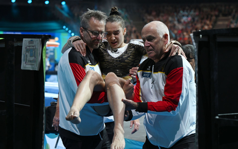 Drama in Leipzig: Helen Kevric stürzt und muss aufgeben. - Foto: Marijan Murat/dpa