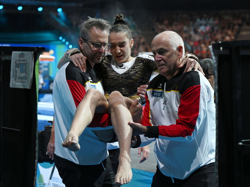 Nils Dunkel zeigt stolz seine Goldmedaille. - Foto: Marijan Murat/dpa