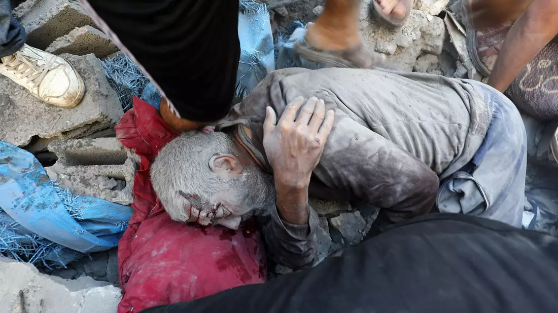 Palästinenser nach dem Angriff auf Gebäude im Flüchtlingsviertel Al-Bureidsch.  - Bild: Moiz Salhi/APA Images via ZUMA Press Wire/dpa