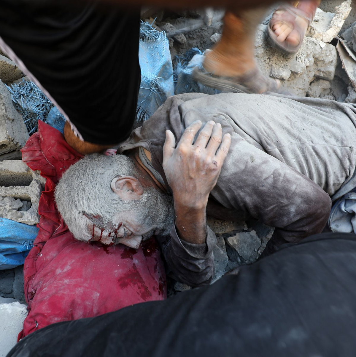 Palästinenser nach dem Angriff auf Gebäude im Flüchtlingsviertel Al-Bureidsch.  - Foto: Moiz Salhi/APA Images via ZUMA Press Wire/dpa
