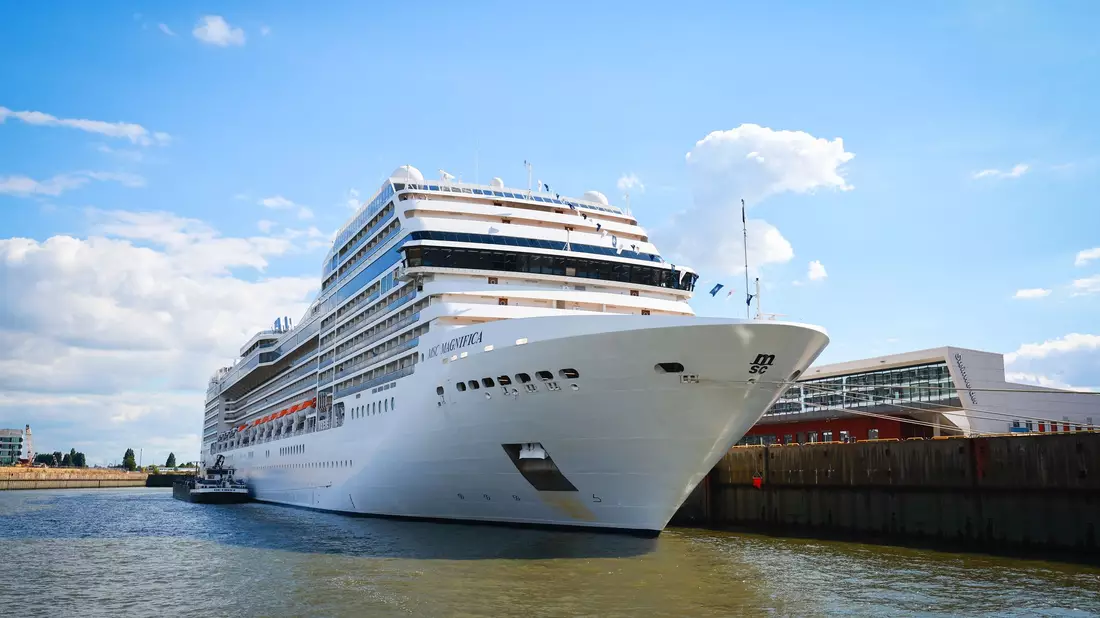 Das Kreuzfahrtschiff «MSC Magnifica», von dem die Frau verschwand. - Bild: Christian Charisius/dpa