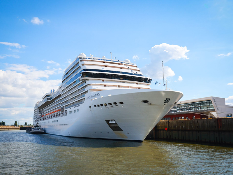 Das Kreuzfahrtschiff «MSC Magnifica», von dem die Frau verschwand. - Foto: Christian Charisius/dpa