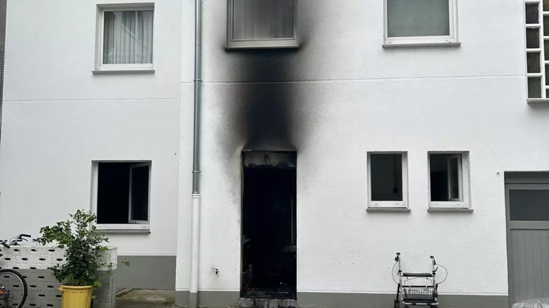 FW Moers: Brand in Wohn- und Geschäftshaus / Person über Drehleiter in Sicherheit gebracht - Bild: presseportal.de