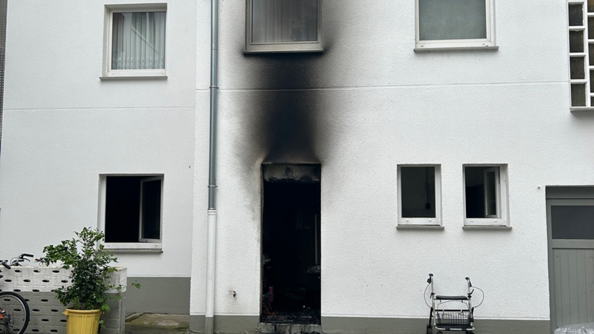 FW Moers: Brand in Wohn- und Geschäftshaus / Person über Drehleiter in Sicherheit gebracht - Foto: presseportal.de