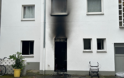FW Moers: Brand in Wohn- und GeschĂ€ftshaus / Person ĂŒber Drehleiter in Sicherheit gebracht - Foto: presseportal.de FW Moers: Brand in Wohn- und GeschĂ€ftshaus / Person ĂŒber Drehleiter in Sicherheit gebracht - Foto: presseportal.de