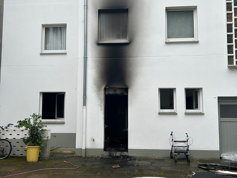 FW Moers: Brand in Wohn- und Geschäftshaus / Person über Drehleiter in Sicherheit gebracht - Foto: presseportal.de