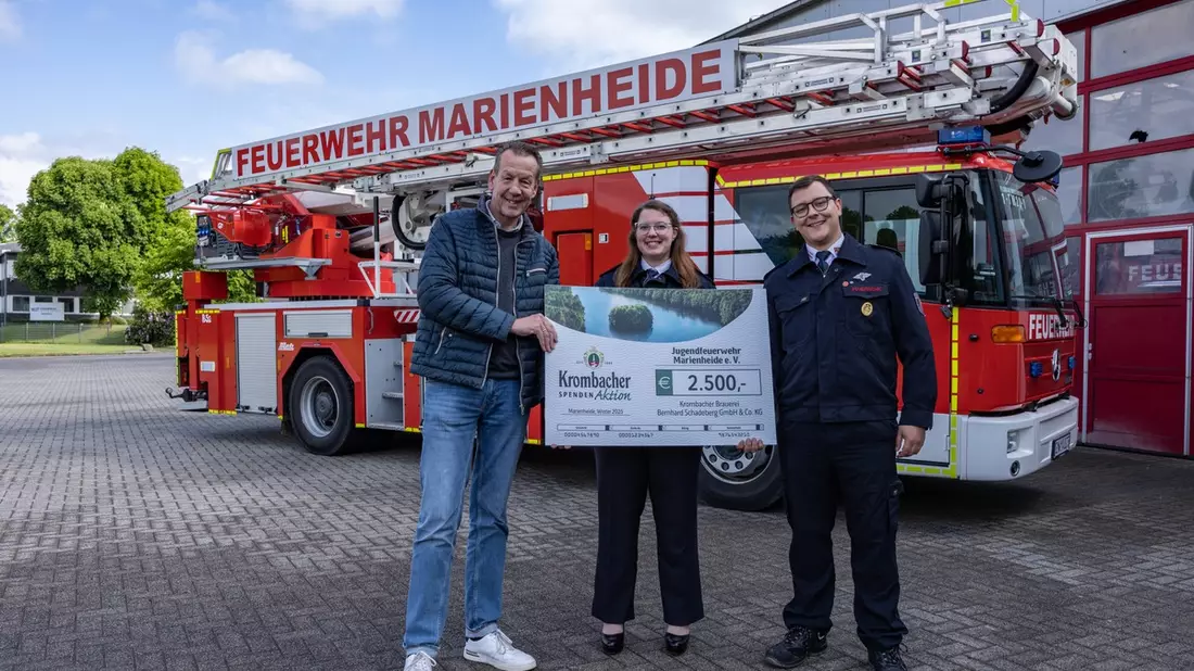 FW Marienheide: 2.500 Euro Spende an die Jugendfeuerwehr der Freiwilligen Feuerwehr Marienheide dank Krombacher Spendenaktion - Bild: presseportal.de