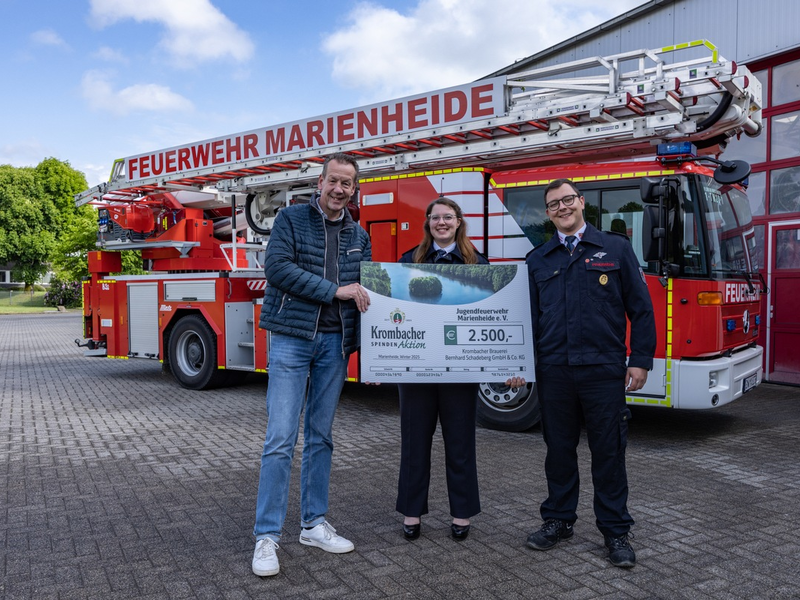 FW Marienheide: 2.500 Euro Spende an die Jugendfeuerwehr der Freiwilligen Feuerwehr Marienheide dank Krombacher Spendenaktion - Foto: presseportal.de