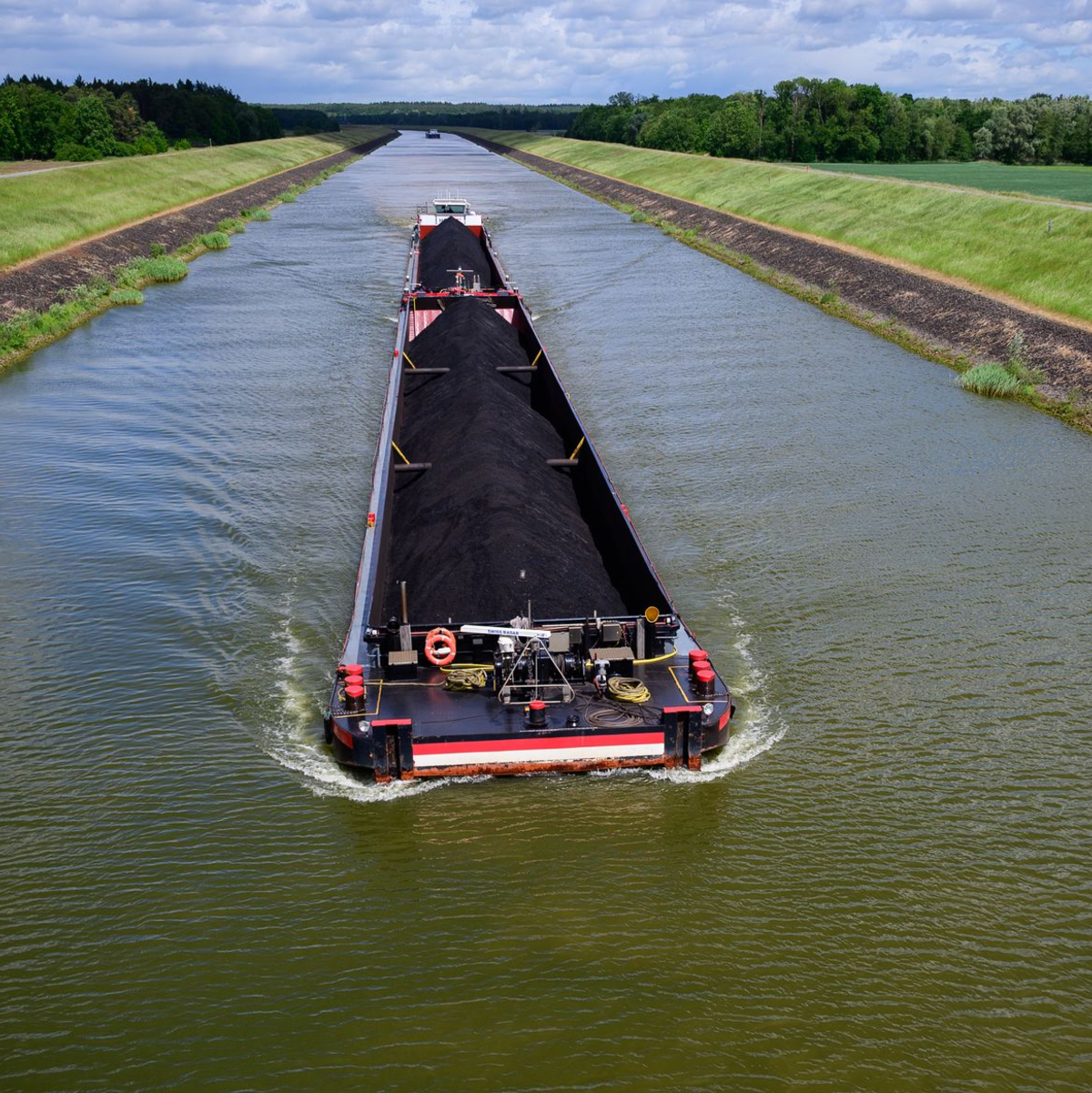 Auf den Kanälen ist nicht viel Platz für die langen Schiffe. Bei Gegenverkehr muss der Kapitän aus der Ferne präzise steuern. - Foto: Philipp Schulze/dpa