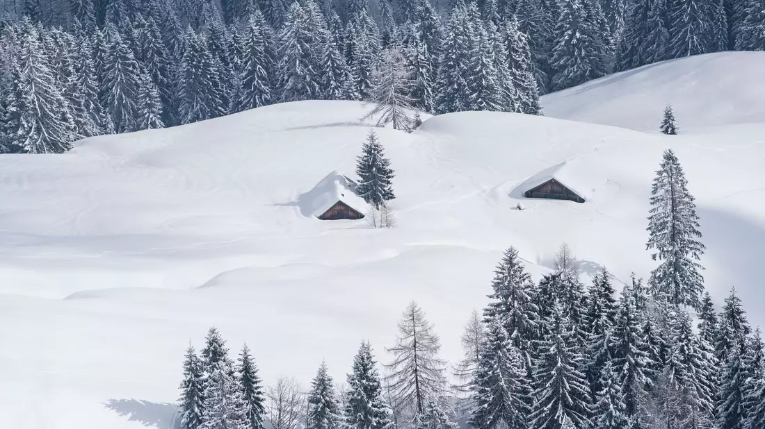 Winterräume in Hütten sollen Bergsportlern als sichere Unterkunft dienen, werden aber teils als Party-Spot missbraucht (Symbolbild). - Bild: Lino Mirgeler/dpa
