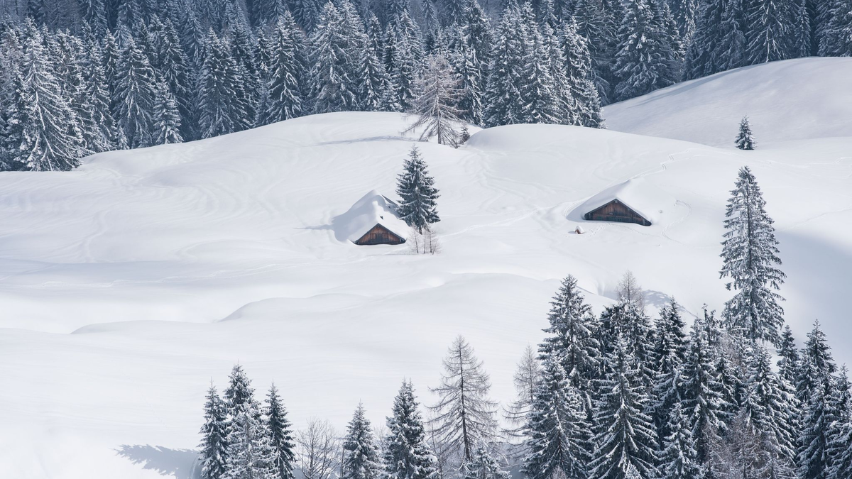 Winterräume in Hütten sollen Bergsportlern als sichere Unterkunft dienen, werden aber teils als Party-Spot missbraucht (Symbolbild). - Foto: Lino Mirgeler/dpa