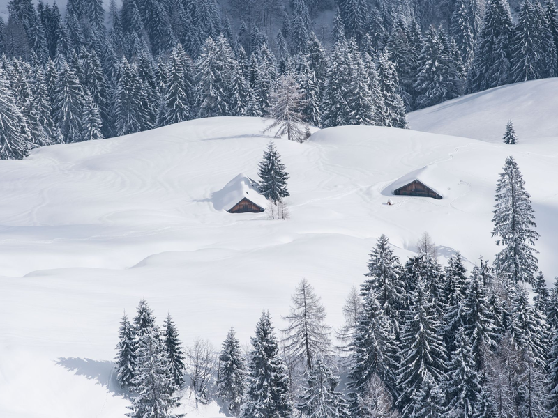 Winterräume in Hütten sollen Bergsportlern als sichere Unterkunft dienen, werden aber teils als Party-Spot missbraucht (Symbolbild). - Foto: Lino Mirgeler/dpa