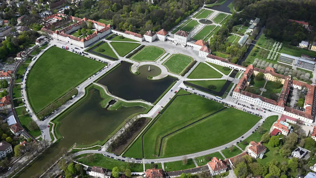 Von einem Zeppelin aus sieht der Park um das Schloss Nymphenburg in München sehr grün aus. (Archivbild) - Bild: Felix Hörhager/dpa