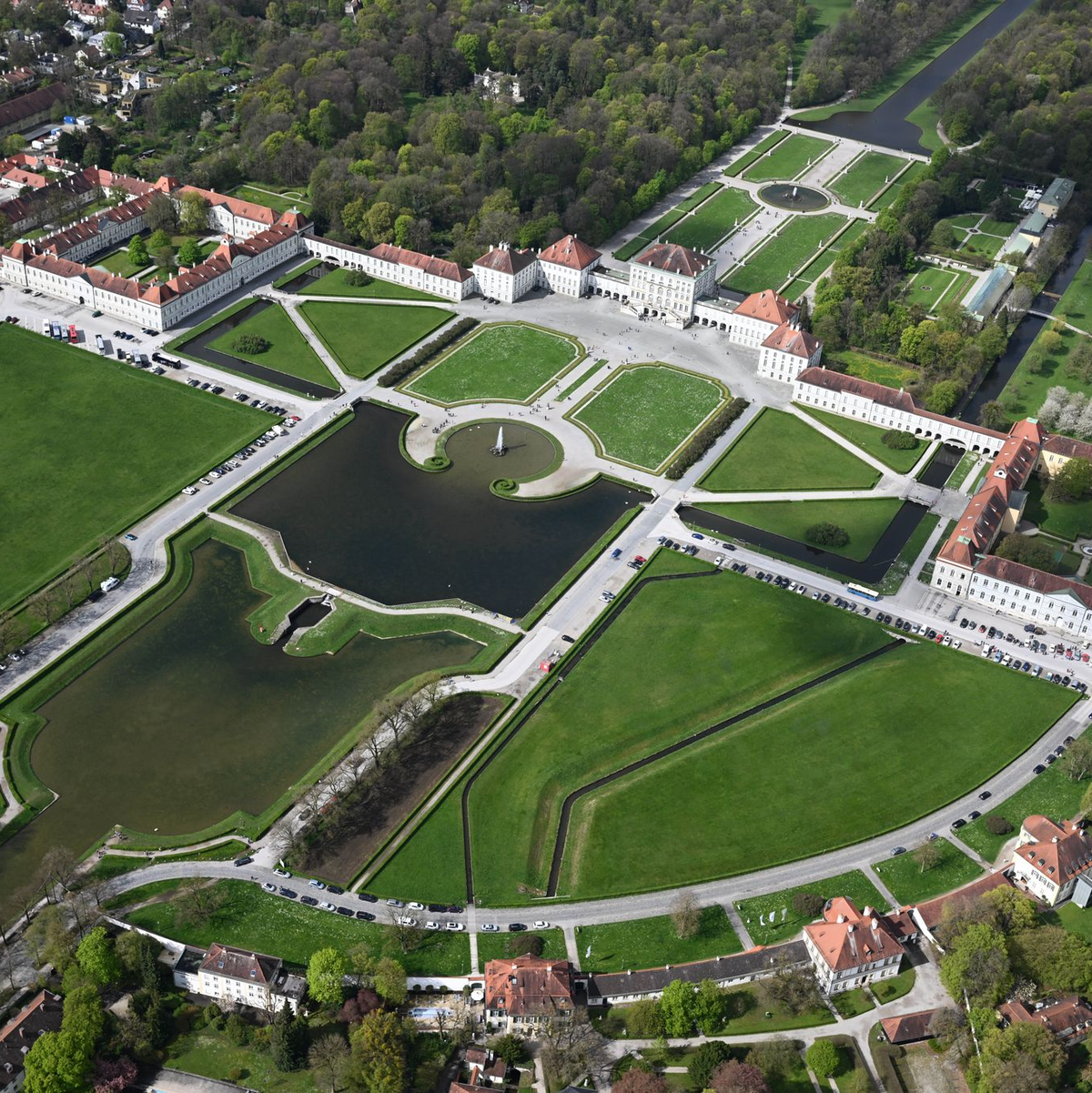 Von einem Zeppelin aus sieht der Park um das Schloss Nymphenburg in München sehr grün aus. (Archivbild) - Foto: Felix Hörhager/dpa