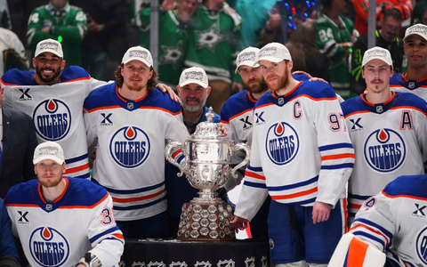 Leon Draisaitl posiert hinter KapitĂ€n Connor McDavid mit dem Pokal fĂŒr den Sieger der Western Conference. - Foto: Julio Cortez/AP/dpa Leon Draisaitl posiert hinter KapitĂ€n Connor McDavid mit dem Pokal fĂŒr den Sieger der Western Conference. - Foto: Julio Cortez/AP/dpa