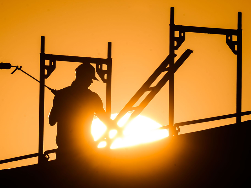 Hitze macht Bauarbeitern zu schaffen - aber nicht nur ihnen. (Archivbild) - Foto: Julian Stratenschulte/dpa