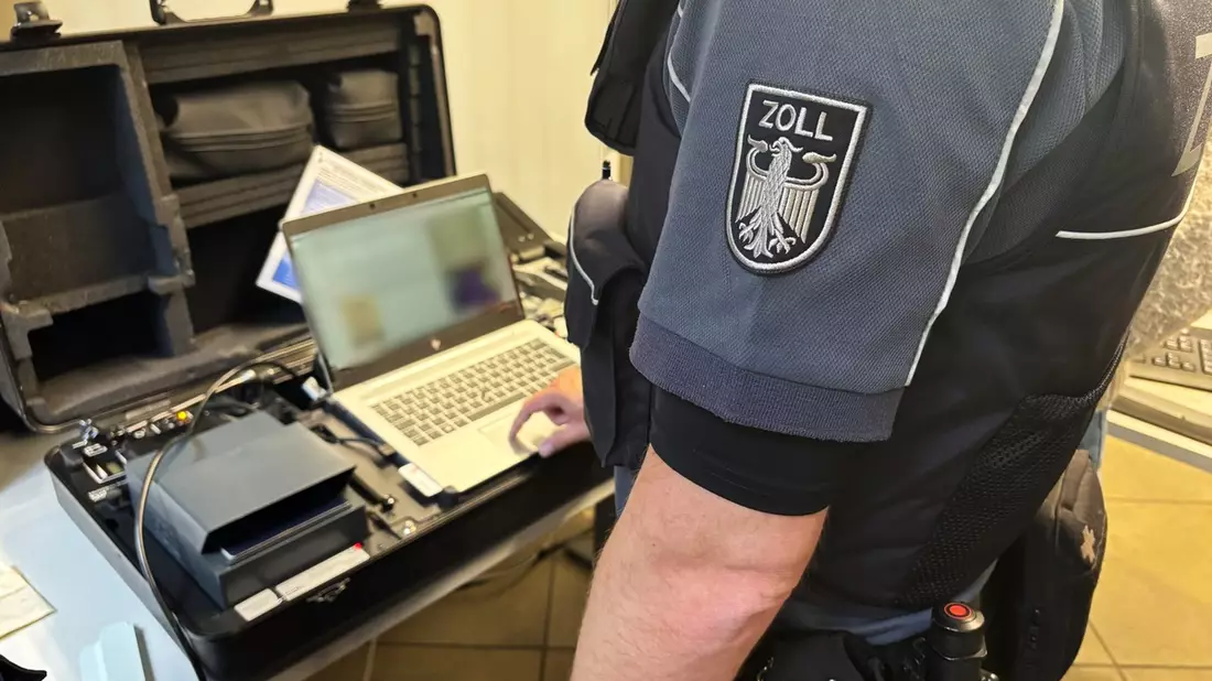 HZA-BI: Gemeinsamen Kontrollaktion von Zoll, Bezirksregierung und Ordnungsamt in Bielefelder Innenstadt/Aufbauarbeiten des Leinewebermarktes im Fokus - Bild: presseportal.de