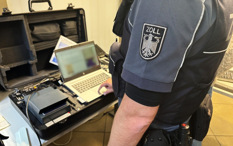 HZA-BI: Gemeinsamen Kontrollaktion von Zoll, Bezirksregierung und Ordnungsamt in Bielefelder Innenstadt/Aufbauarbeiten des Leinewebermarktes im Fokus - Foto: presseportal.de