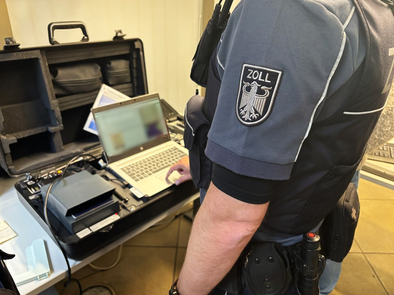 HZA-BI: Gemeinsamen Kontrollaktion von Zoll, Bezirksregierung und Ordnungsamt in Bielefelder Innenstadt/Aufbauarbeiten des Leinewebermarktes im Fokus - Foto: presseportal.de