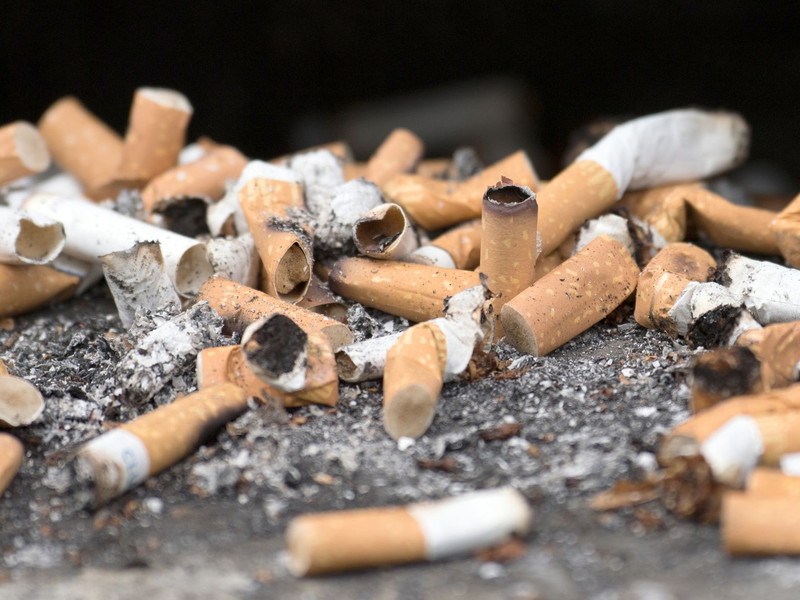 Das Rauchen ist in Frankreich in vielen öffentlichen Bereichen bald verboten (Symbolbild). - Foto: Ralf Hirschberger/dpa-Zentralbild/dpa