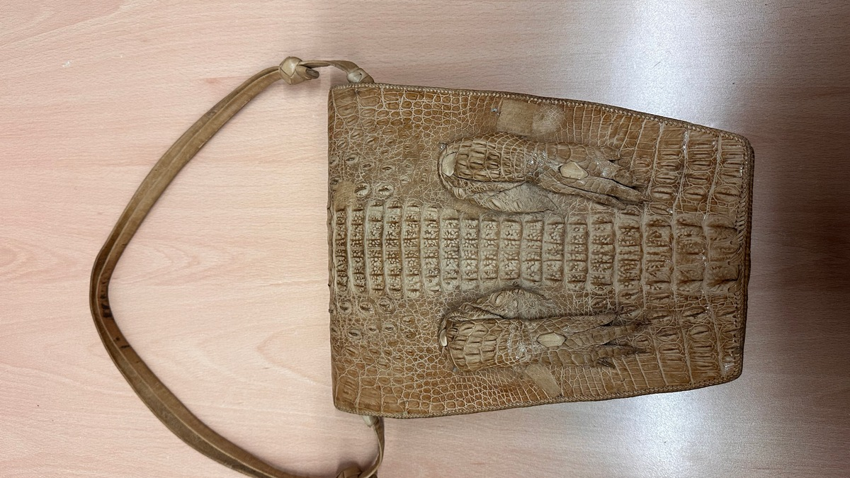 HZA-D: Zoll am Flughafen Düsseldorf findet Handtasche mit Biss / Krokodilhandtasche aus streng geschützter Art vom Zoll beschlagnahmt - Foto: presseportal.de