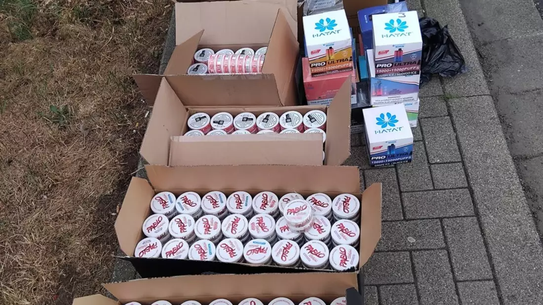 HZA-SB: 8.424 ml Substitute und 2.259 Dosen Snus sichergestellt; Saarbrücker ZOLL entdeckt versteckte Tabakwaren - Bild: presseportal.de