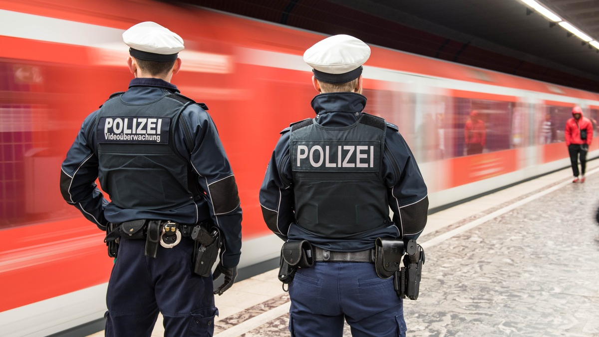 BPOL-HH: Fehlender Fahrschein wird per Haftbefehl gesuchtem Mann zum Verhängnis- Festnahme in der S-Bahnstation Hamburg-Blankenese- - Foto: presseportal.de