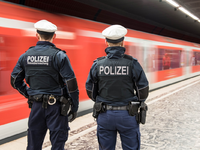 BPOL-HH: Fehlender Fahrschein wird per Haftbefehl gesuchtem Mann zum Verhängnis- Festnahme in der S-Bahnstation Hamburg-Blankenese- - Foto: presseportal.de