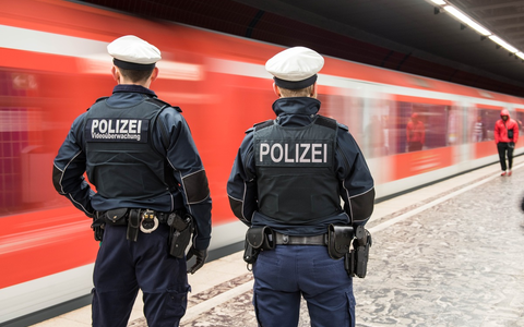 BPOL-HH: Fehlender Fahrschein wird per Haftbefehl gesuchtem Mann zum Verhängnis- Festnahme in der S-Bahnstation Hamburg-Blankenese- - Foto: presseportal.de