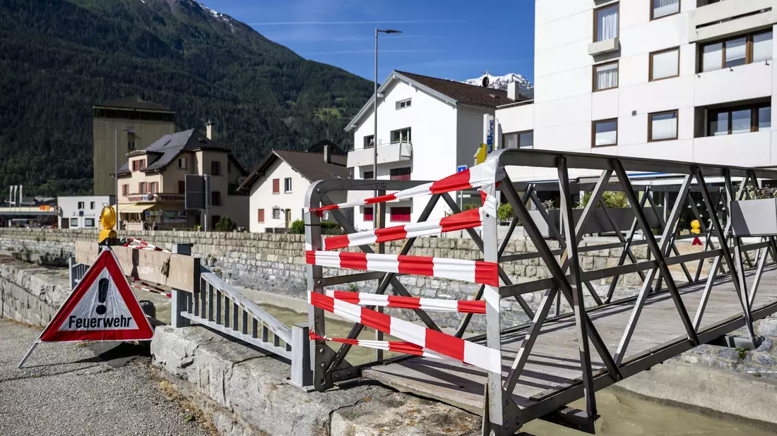 Im Gampel bereiten sich Einwohner auf die Flucht vor. - Bild: Jean-Christophe Bott/KEYSTONE/dpa