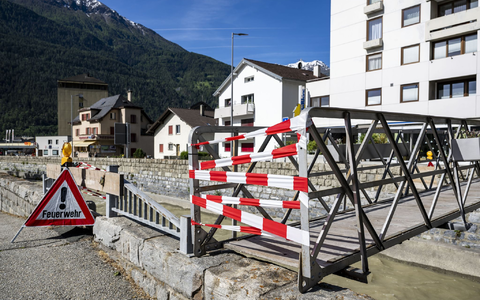 Der Fluss Lonza bahnt sich einen Weg durch den Schuttkegel. - Foto: Jean-Christophe Bott/KEYSTONE/dpa