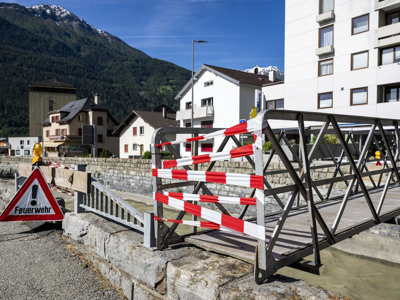 Der Fluss Lonza bahnt sich einen Weg durch den Schuttkegel. - Foto: Jean-Christophe Bott/KEYSTONE/dpa