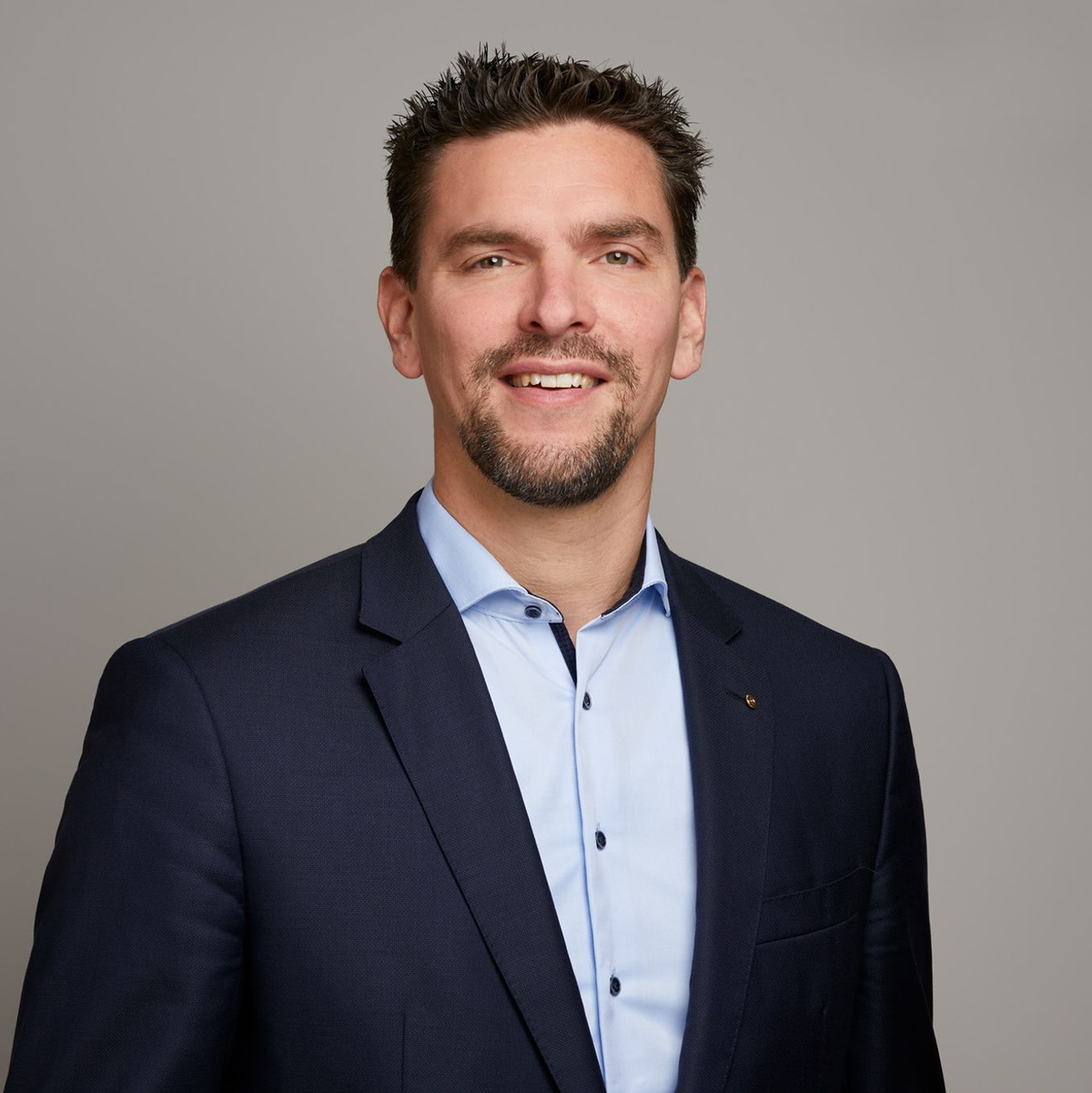 Henner Pasch hatte den Wehrdienst verweigert, heute sieht er das anders. - Foto: Leon Sinowenka/Bergische IHK/dpa