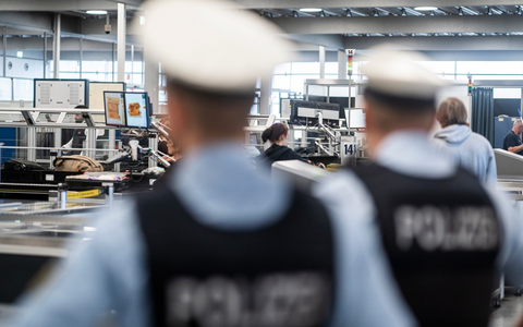BPOL NRW: Waffenteile und scharfe Munition bei Sicherheitskontrollen am Flughafen Köln/Bonn entdeckt - Foto: presseportal.de