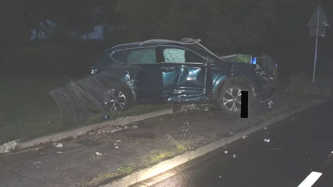 POL-MI: Autofahrt endet im Zaun - Fahrer alkoholisiert - Bild: presseportal.de