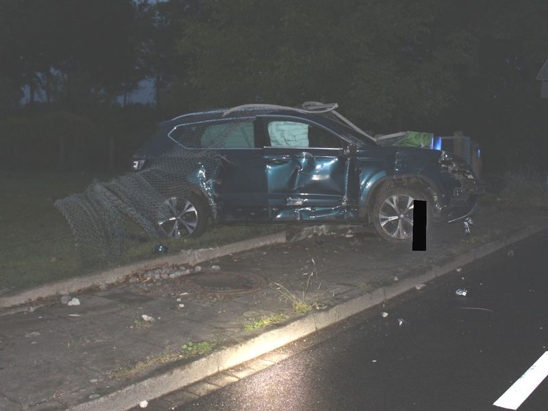 POL-MI: Autofahrt endet im Zaun - Fahrer alkoholisiert - Foto: presseportal.de