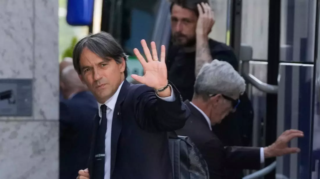 Inters Trainer Simone Inzaghi winkt den Fans bei der Ankunft in München - Bild: Luca Bruno/AP/dpa