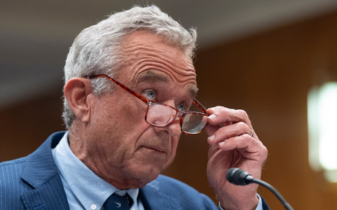 Legt sich gern mit der Wissenschaft an: US-Gesundheitsminister Robert F. Kennedy. - Foto: Manuel Balce Ceneta/AP/dpa