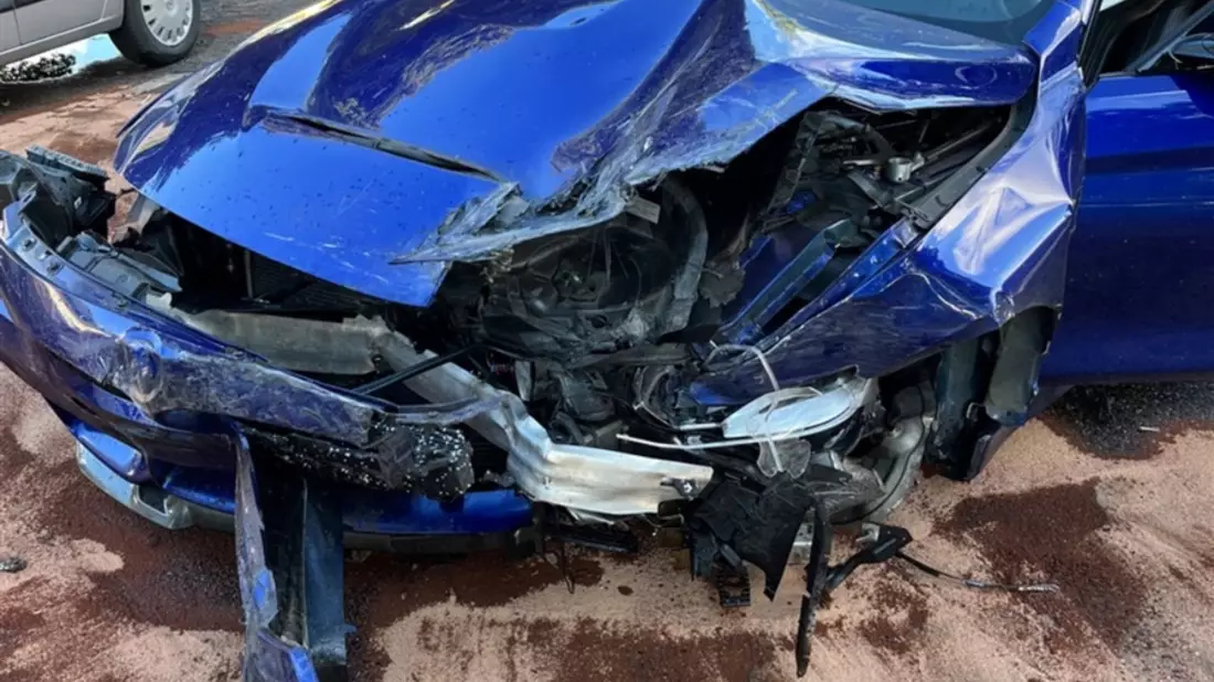 POL-DU: Vierlinden: BMW kommt von der Fahrbahn ab - Kollision mit mehreren Fahrzeugen - Bild: presseportal.de