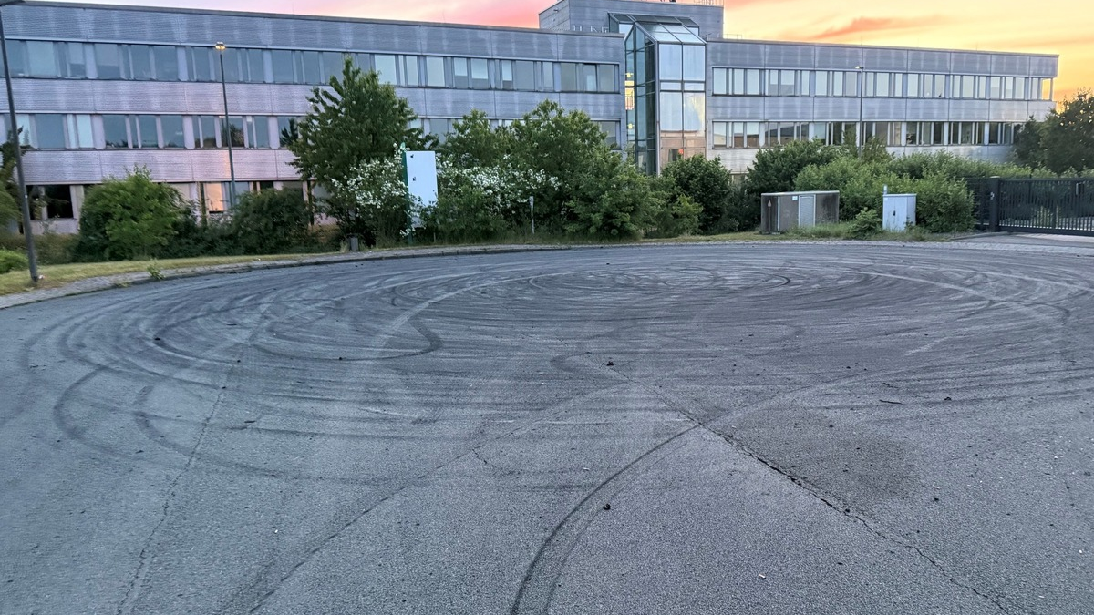 POL-DU: Duisburger Norden: Schwerpunktkontrolle - Polizei geht gegen Raser-Poser-Dater-Szene vor - Foto: presseportal.de