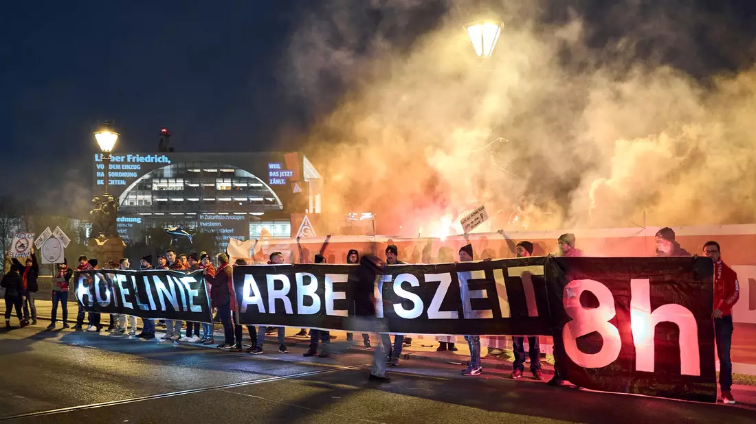 Die Gewerkschaften lehnen die Abkehr vom Acht-Stunden-Tag ab - eine Studie fasst die Gegenargumente zusammen. (Archivbild) - Bild: Michael Ukas/dpa