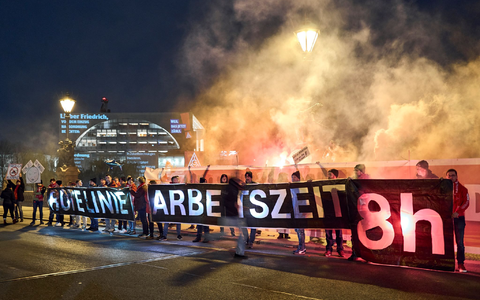 Die Gewerkschaften lehnen die Abkehr vom Acht-Stunden-Tag ab - eine Studie fasst die Gegenargumente zusammen. (Archivbild) - Foto: Michael Ukas/dpa