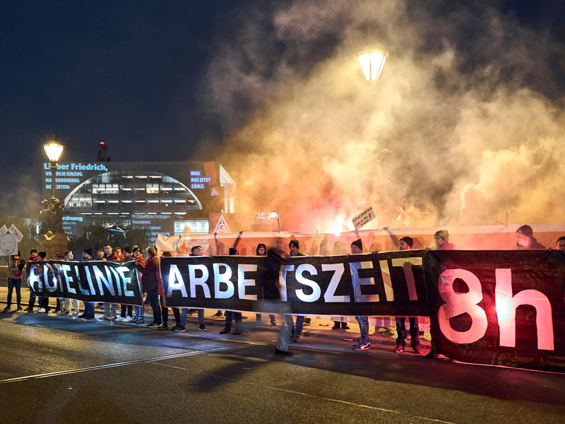 Die Gewerkschaften lehnen die Abkehr vom Acht-Stunden-Tag ab - eine Studie fasst die Gegenargumente zusammen. (Archivbild) - Foto: Michael Ukas/dpa