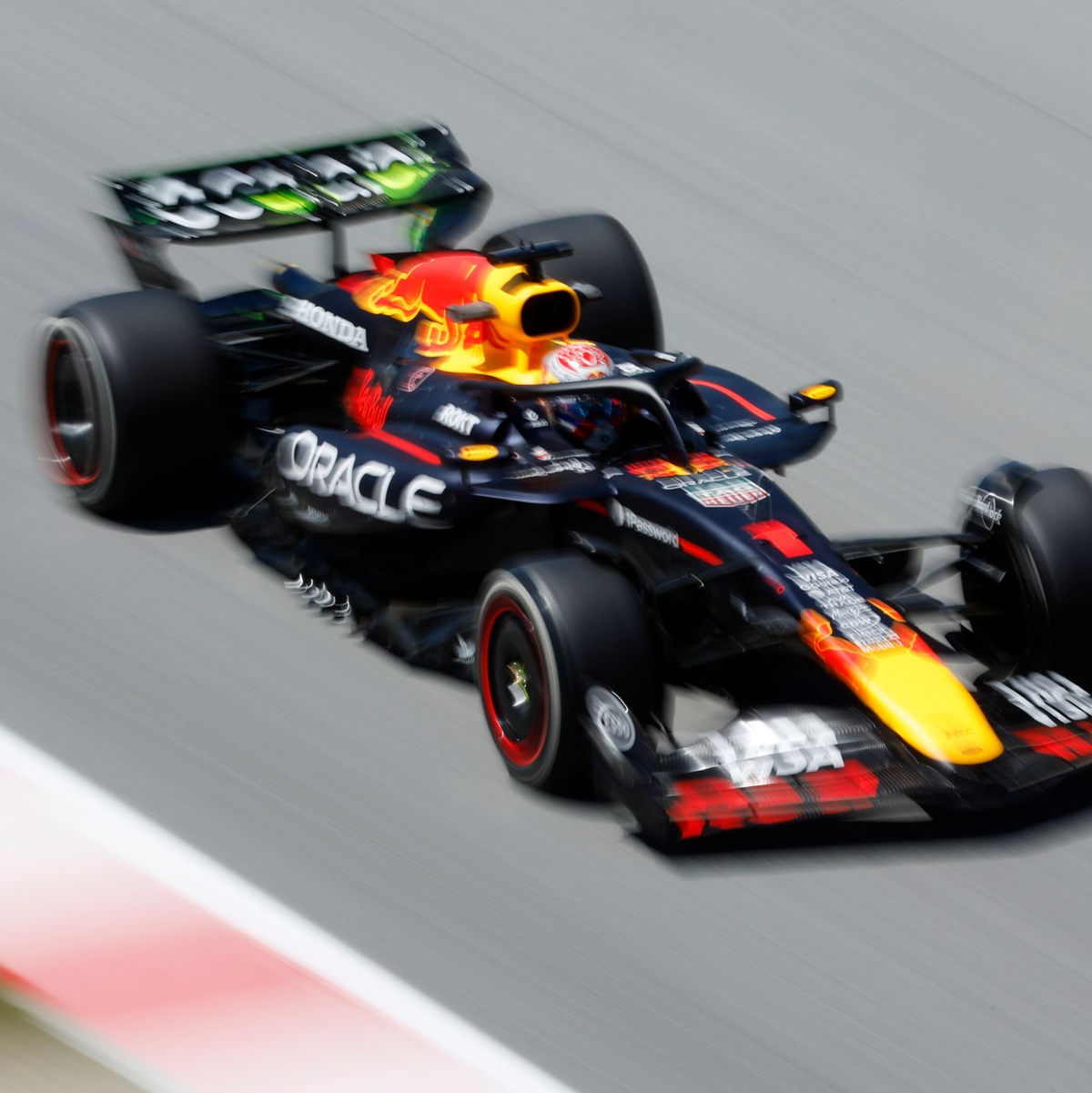 Der Weltmeister wird nur von Norris geschlagen.  - Foto: Joan Monfort/AP/dpa