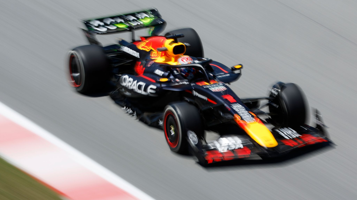 Verstappen fehlt eine Sekunde auf Piastri. - Foto: Joan Monfort/AP/dpa