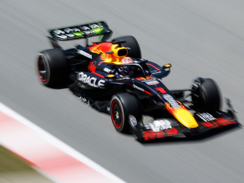 Verstappen fehlt eine Sekunde auf Piastri. - Foto: Joan Monfort/AP/dpa