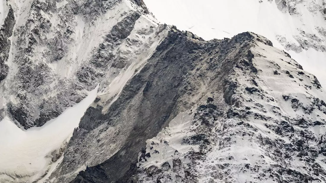 Blick auf den Birchgletscher, einen Tag nachdem eine massive Lawine ins Tal abgegangen ist. - Bild: Alessandro della Valle/Keystone/dpa