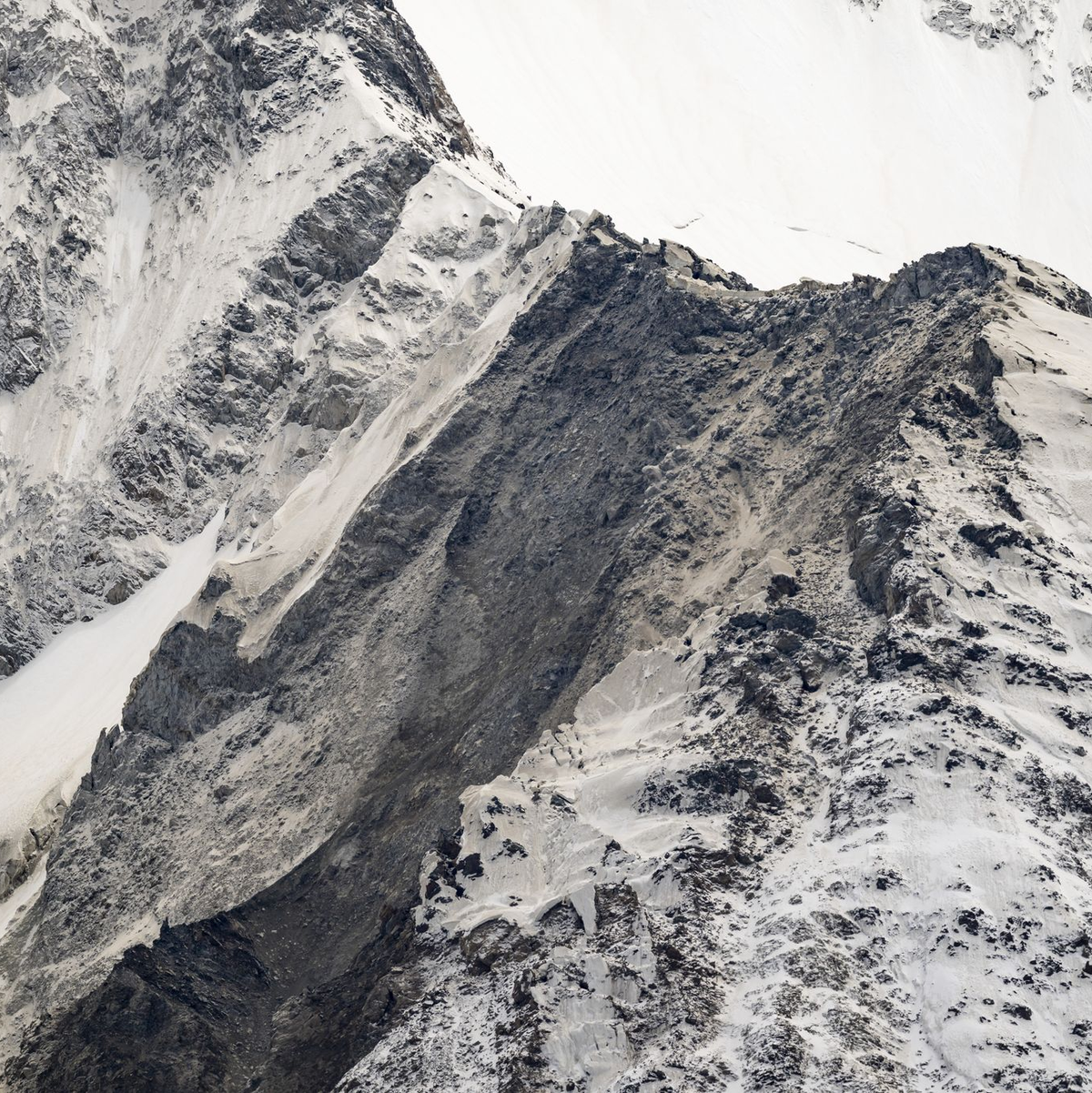 Blick auf den Birchgletscher, einen Tag nachdem eine massive Lawine ins Tal abgegangen ist. - Foto: Alessandro della Valle/Keystone/dpa