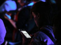 Junge Frau mit Smartphone am 28.05.2025 - Foto: über dts Nachrichtenagentur